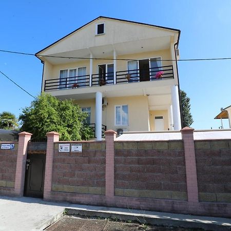 غوداوتا Rozalin Guest House المظهر الخارجي الصورة