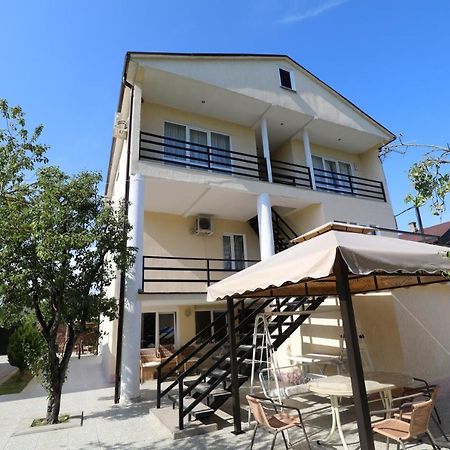 غوداوتا Rozalin Guest House المظهر الخارجي الصورة