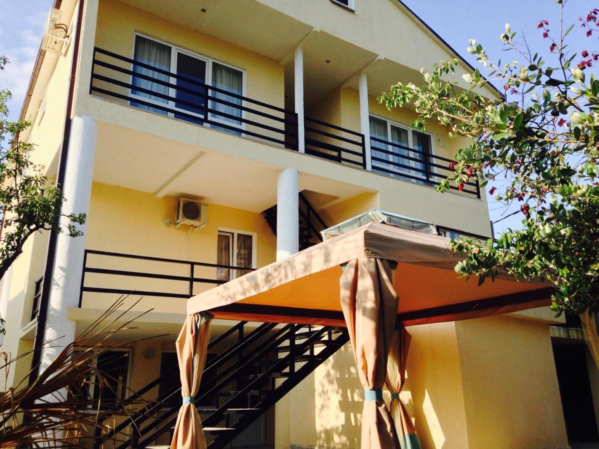 غوداوتا Rozalin Guest House المظهر الخارجي الصورة