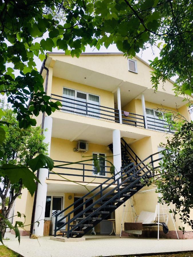 غوداوتا Rozalin Guest House المظهر الخارجي الصورة
