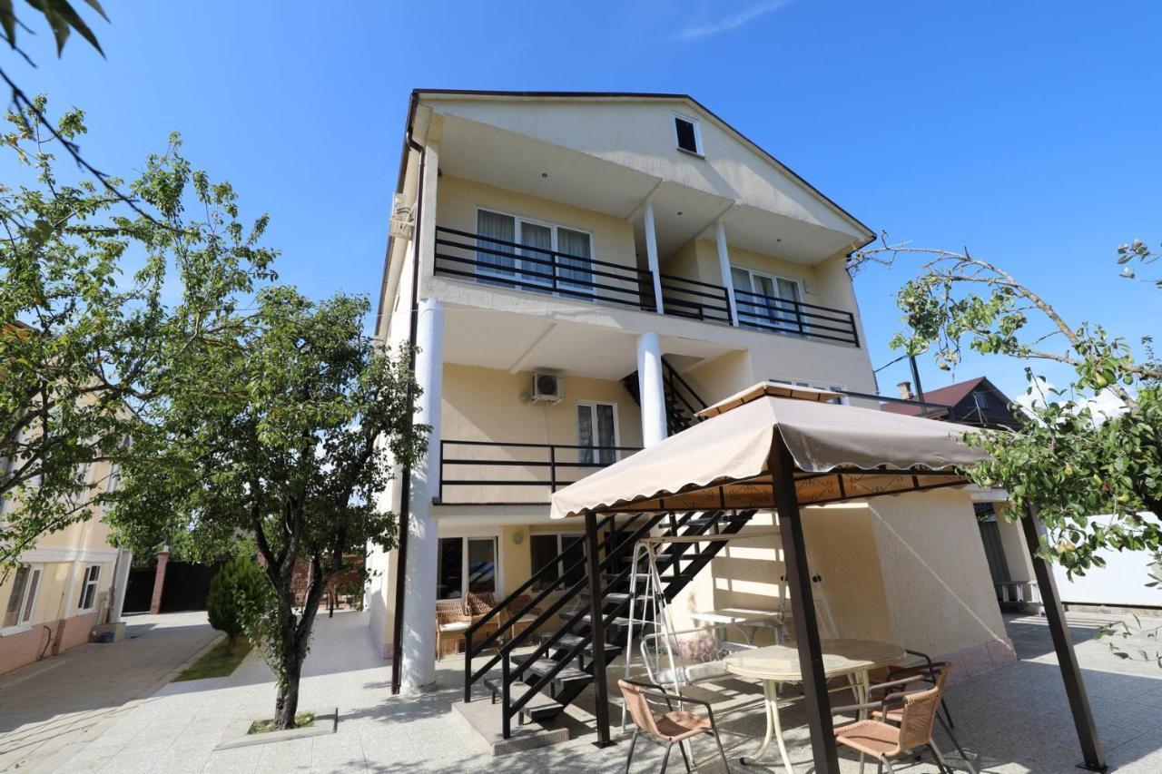 غوداوتا Rozalin Guest House المظهر الخارجي الصورة
